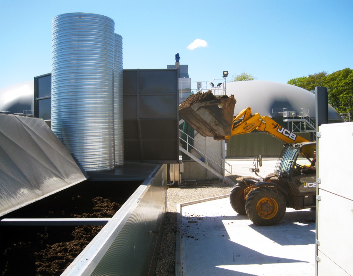 JCB lädt Gärrestfaser in den FlowDrya-Trockner in einer Biogasanlage