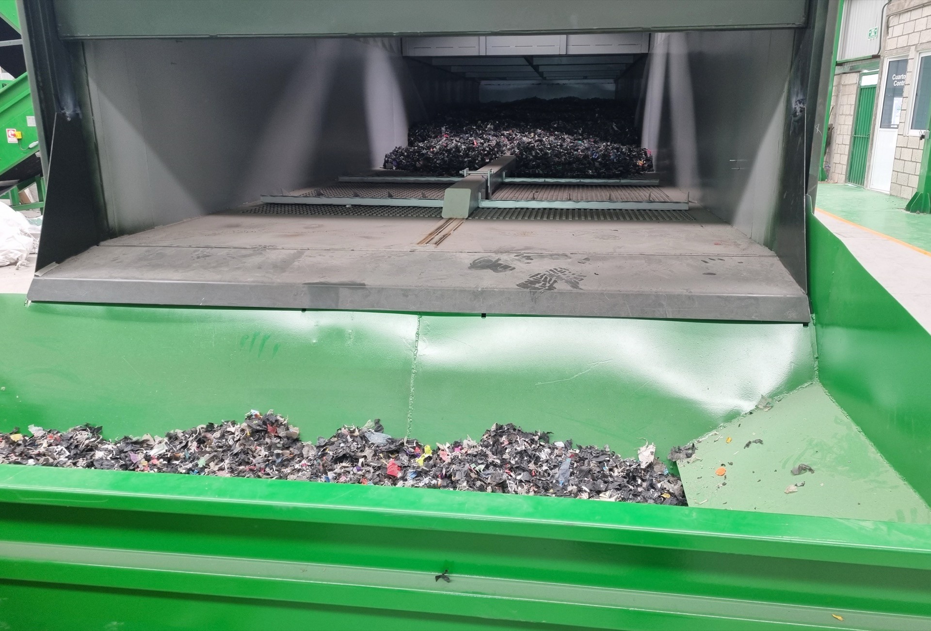 Déchets d’emballages plastiques sur le lit de séchage du FlowDrya