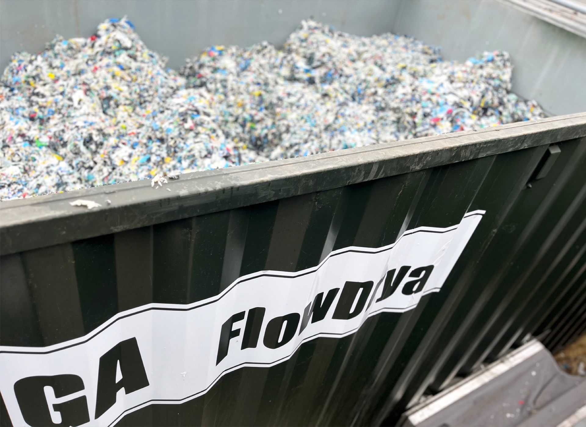 SRF wird zur Konditionierung in den Stronga FlowDrya-Trockner geladen